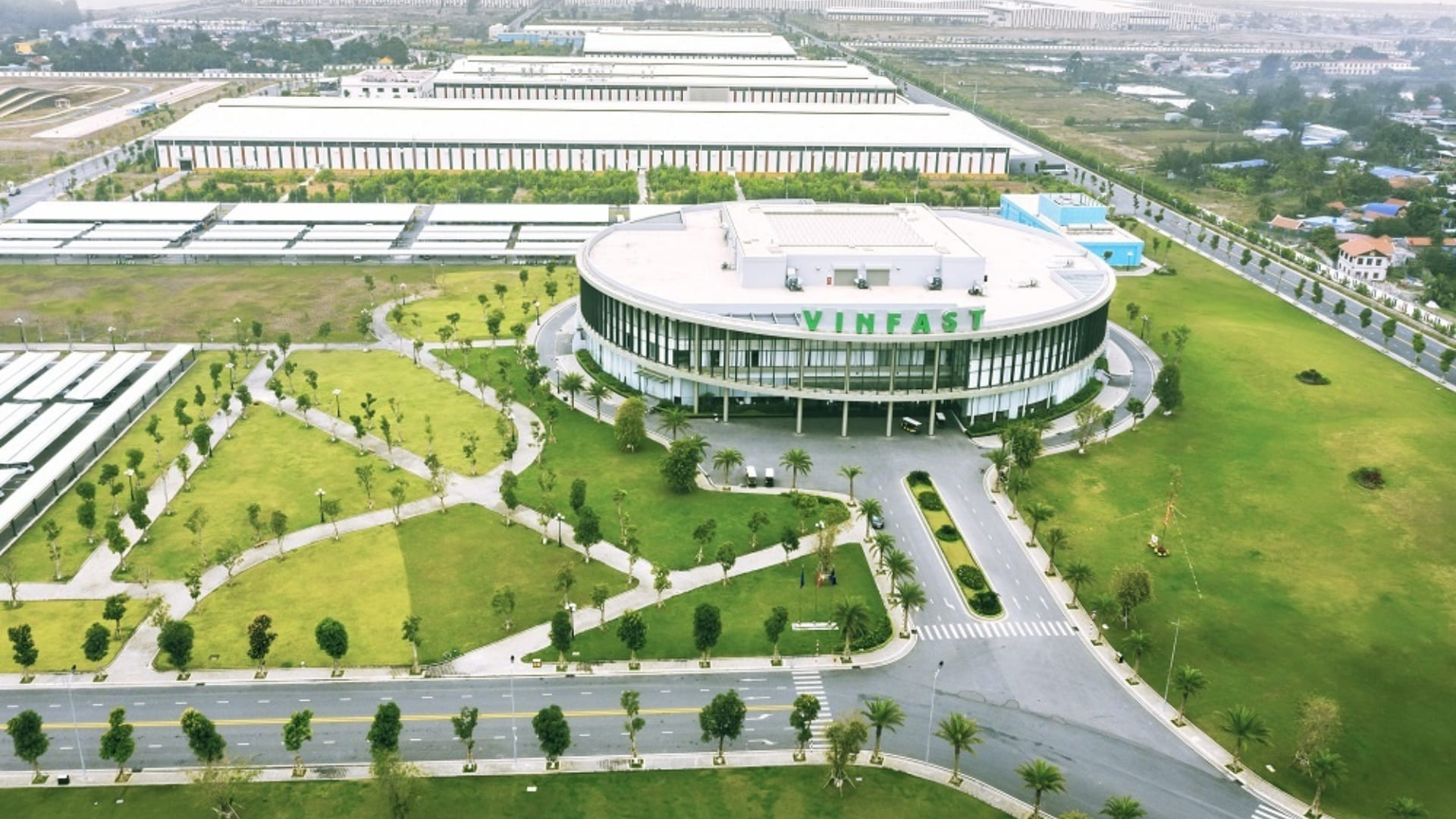 Chuyển động doanh nghiệp 14/04/2025: Vingroup và các hoạt động xây dựng tương lai xanh