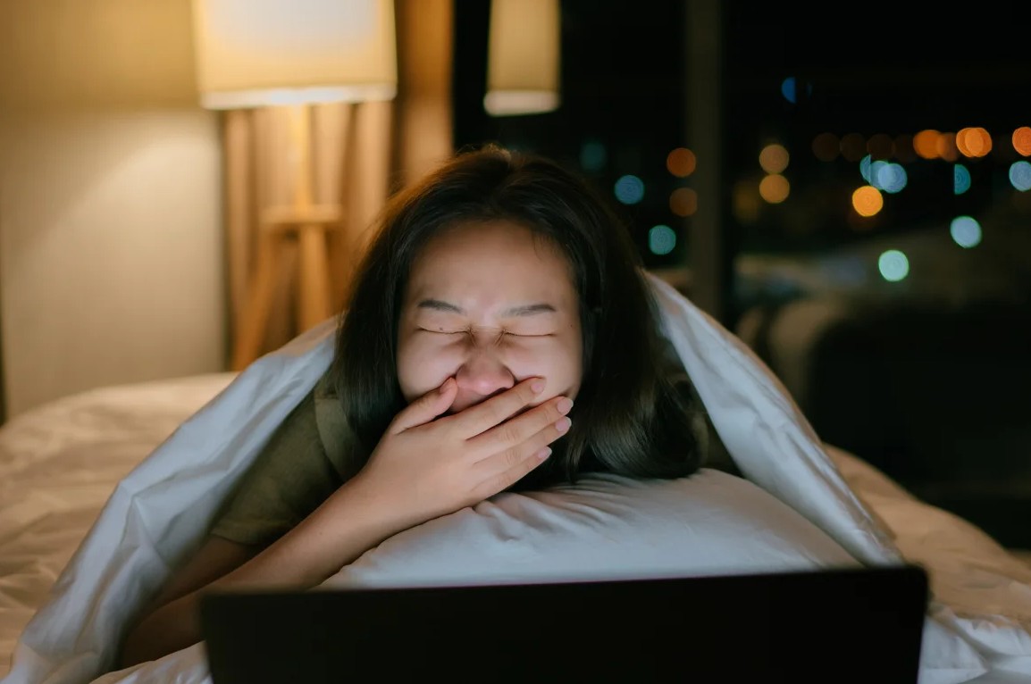 Ngủ quên khi xem hoặc nghe chương trình yêu thích có lợi hay hại?