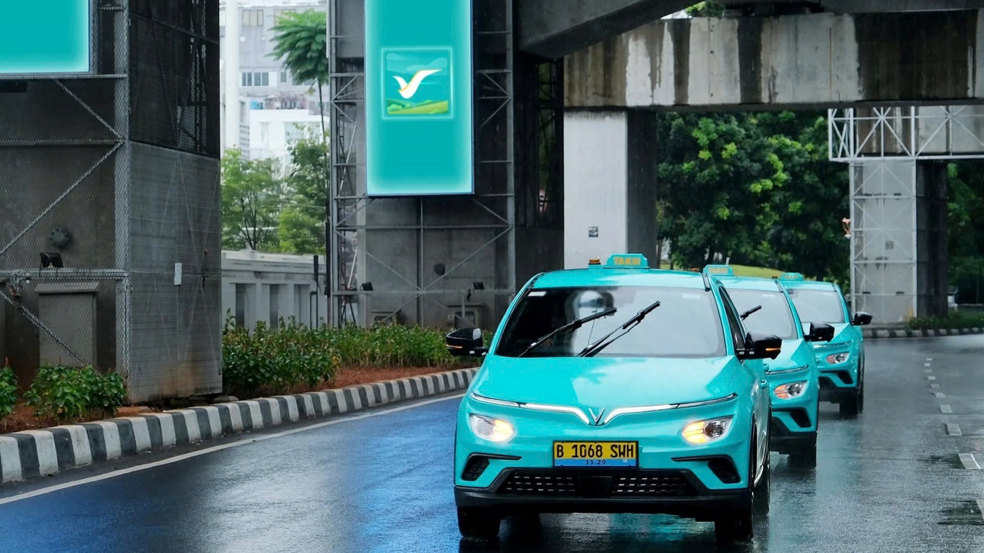 Chuyển động doanh nghiệp 15/05/2025: Xanh SM và Grab trên “đường đua” taxi công nghệ